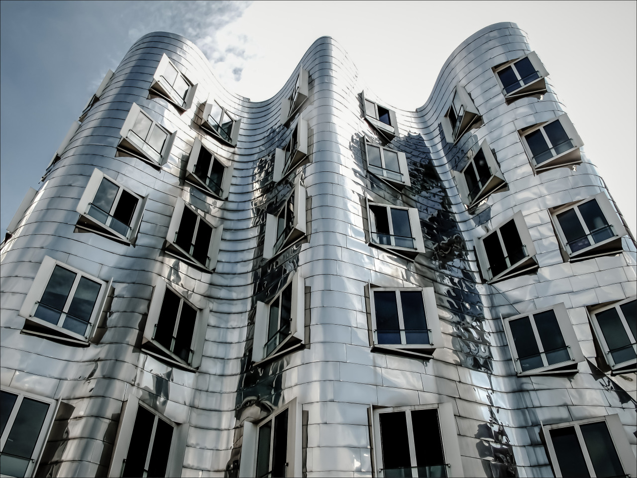 The Gehry building in Dusseldorf. Looks familiar.