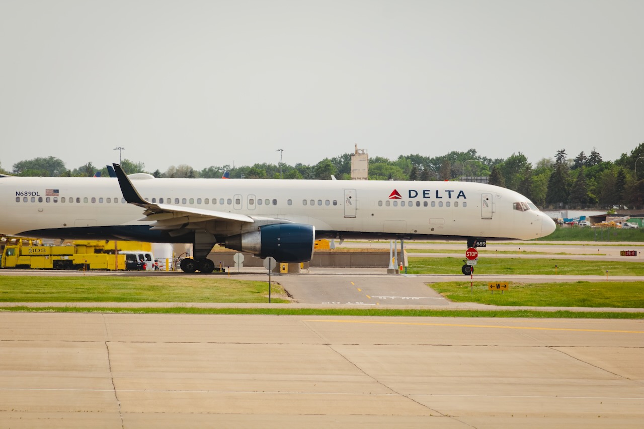 Delta 757 taxiing to the runway at MSP