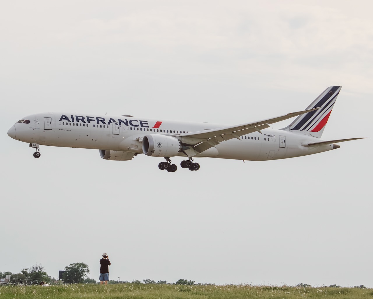 Air France Boeing 787 landing at Minneapolis St. Paul International Airport over photographer