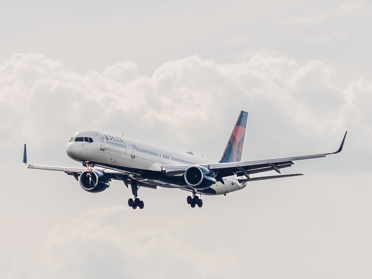 Shiny Delta 757 landing at Minneapolis St. Paul International Airport